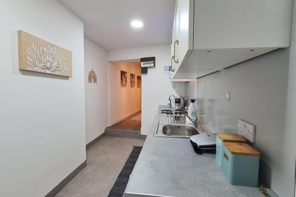 Luxury 1 Bedroom Flat In The Heart Of Wood Green Лондон Экстерьер фото