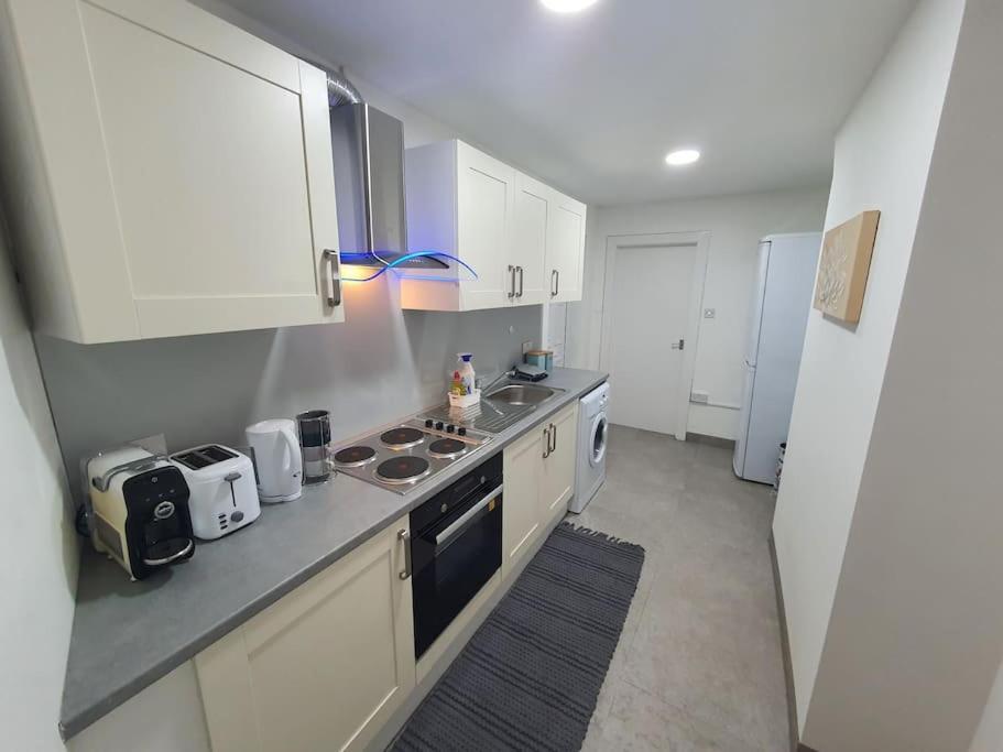 Luxury 1 Bedroom Flat In The Heart Of Wood Green Лондон Экстерьер фото